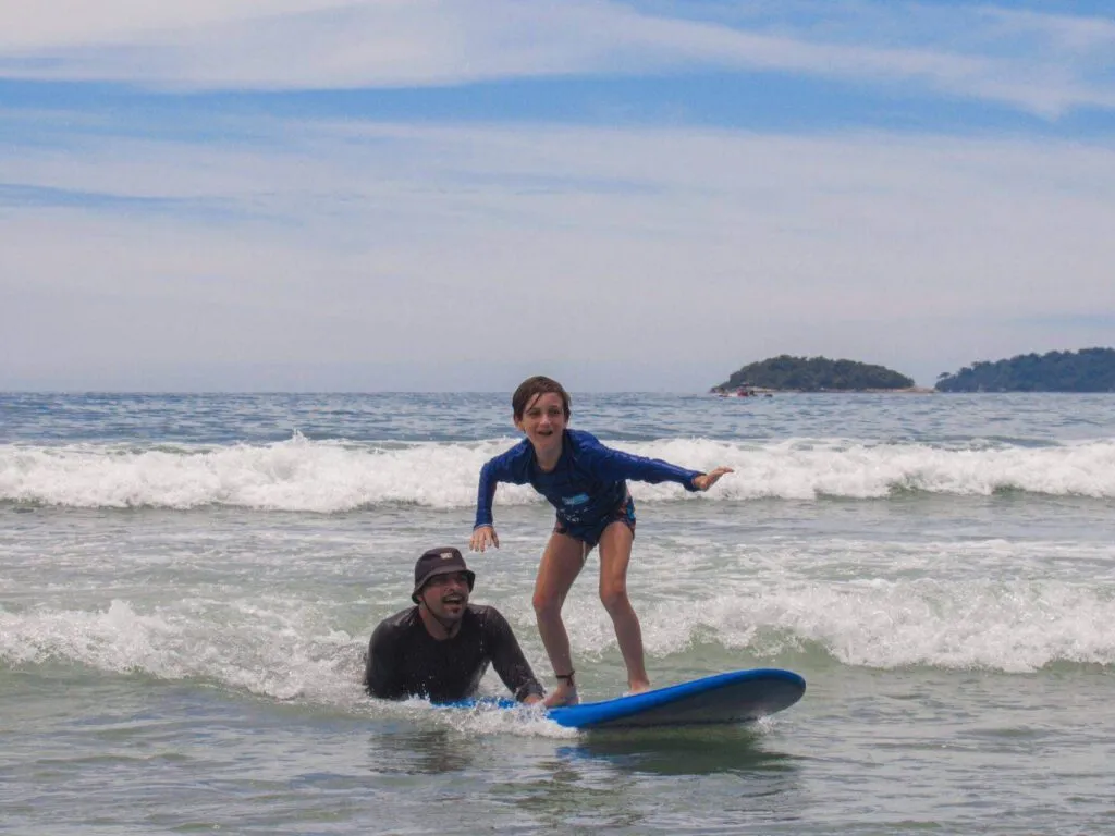 Criança surfando